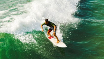 爱游戏中国-对手球队表现出色，击败强大对手，对手vs队友